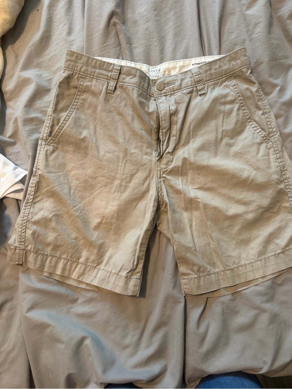 Levi's Men's Tan Flat-Front Cotton Shorts